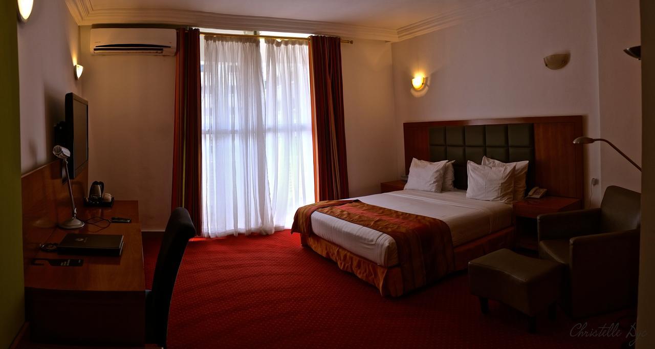 Leon Hotel Кіншаса Екстер'єр фото