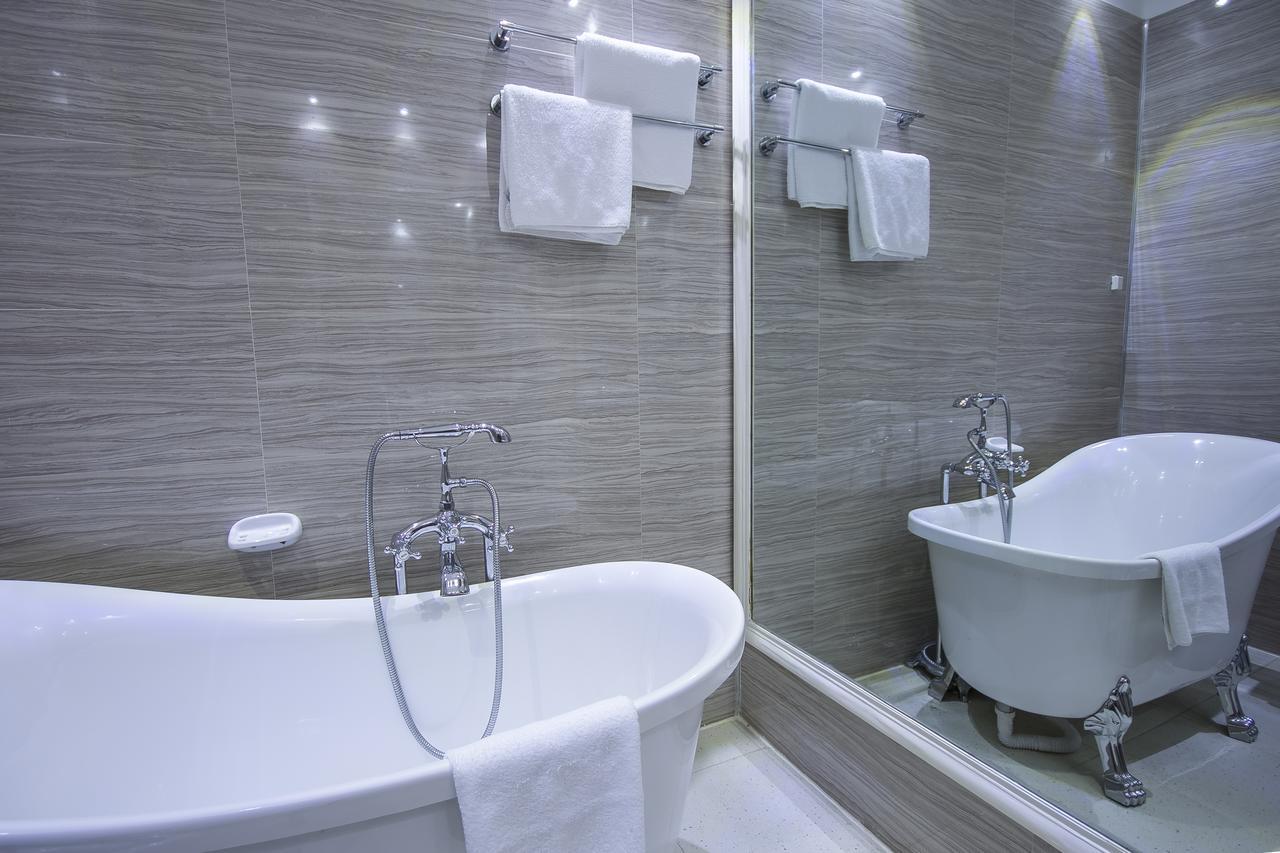 Leon Hotel Кіншаса Екстер'єр фото