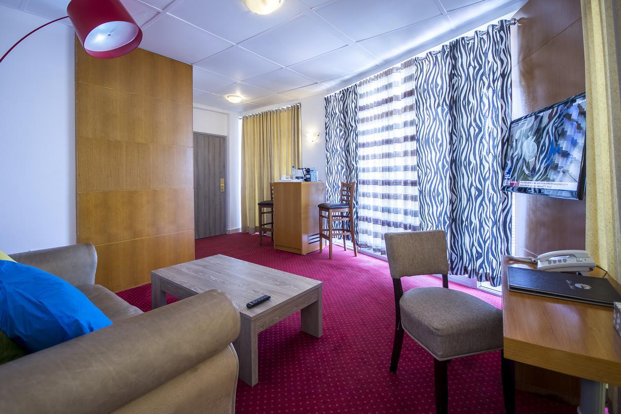 Leon Hotel Кіншаса Екстер'єр фото