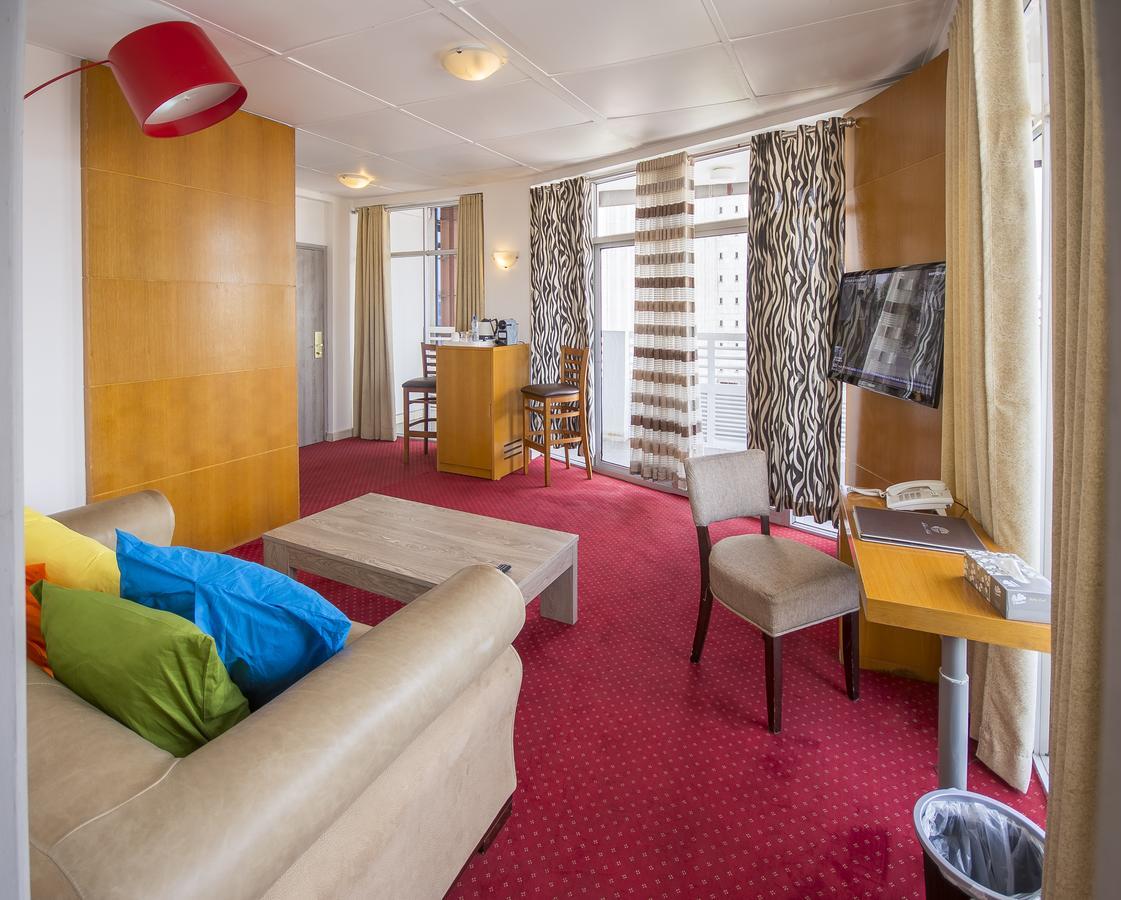 Leon Hotel Кіншаса Екстер'єр фото