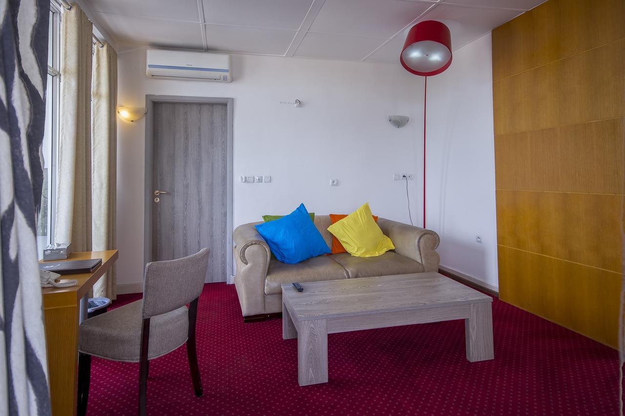 Leon Hotel Кіншаса Екстер'єр фото