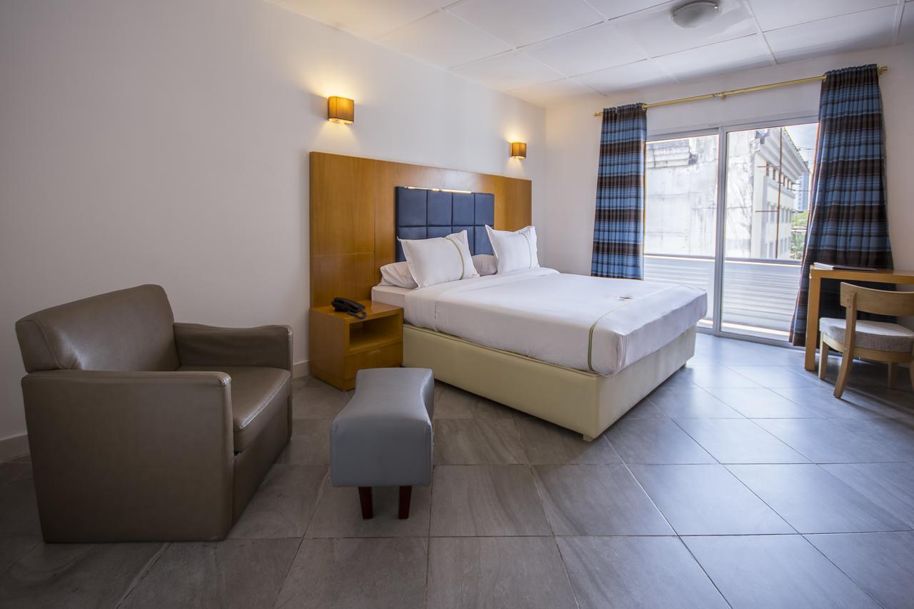 Leon Hotel Кіншаса Екстер'єр фото