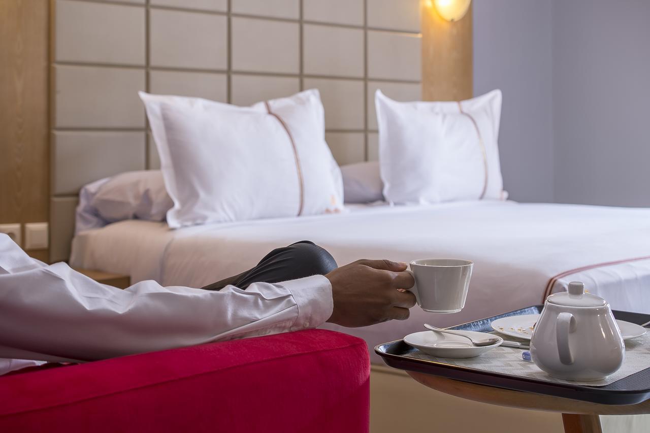 Leon Hotel Кіншаса Екстер'єр фото