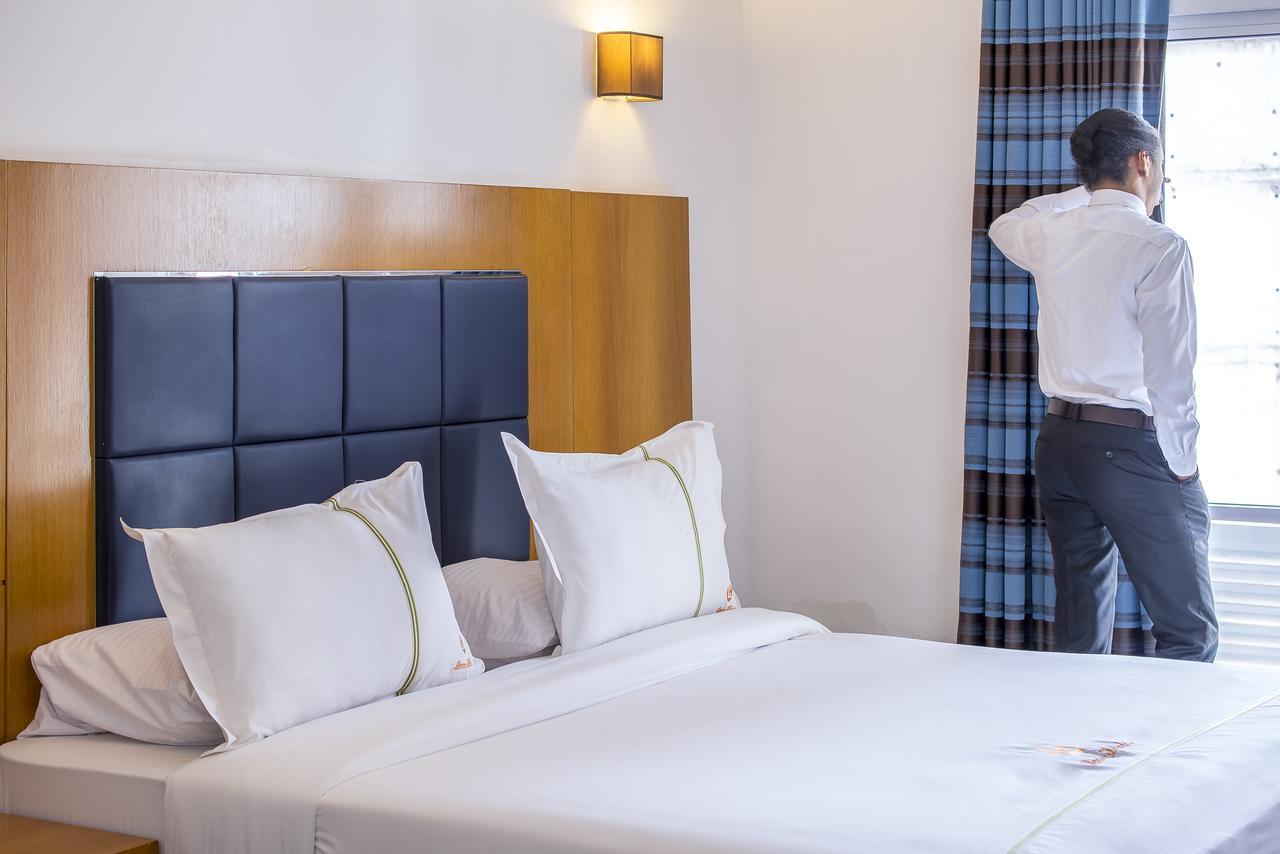 Leon Hotel Кіншаса Екстер'єр фото