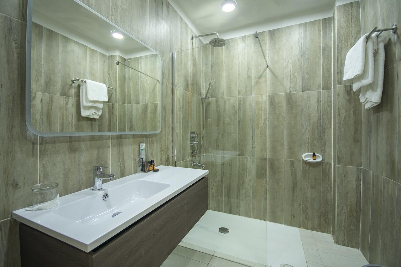 Leon Hotel Кіншаса Екстер'єр фото